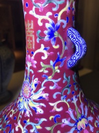 Een keizerlijke Chinese famille rose 'drakenboot festival' vaas, Jiaqing merk en periode